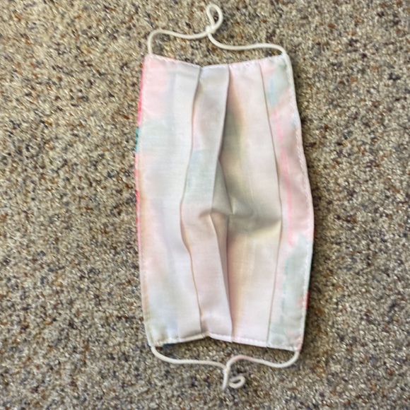 🚨Lily Pulitzer Face Mask.🚨 - Picture 2 of 2